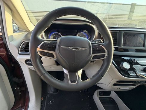 Used 2022 Chrysler Voyager LX FWD image 11