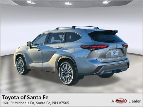 Used 2025 Toyota Highlander Platinum image 1