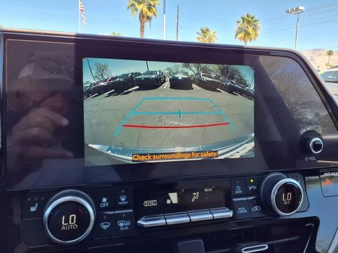 Used 2023 Toyota Highlander XLE image 3