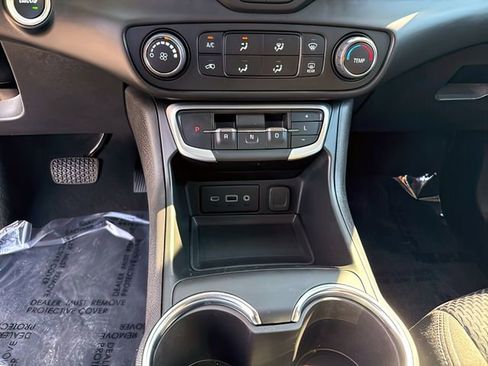 Used 2024 GMC Terrain SLE image 25