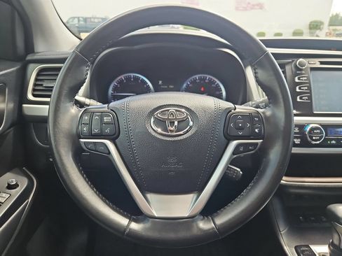Used 2019 Toyota Highlander XLE AWD/4WD image 14