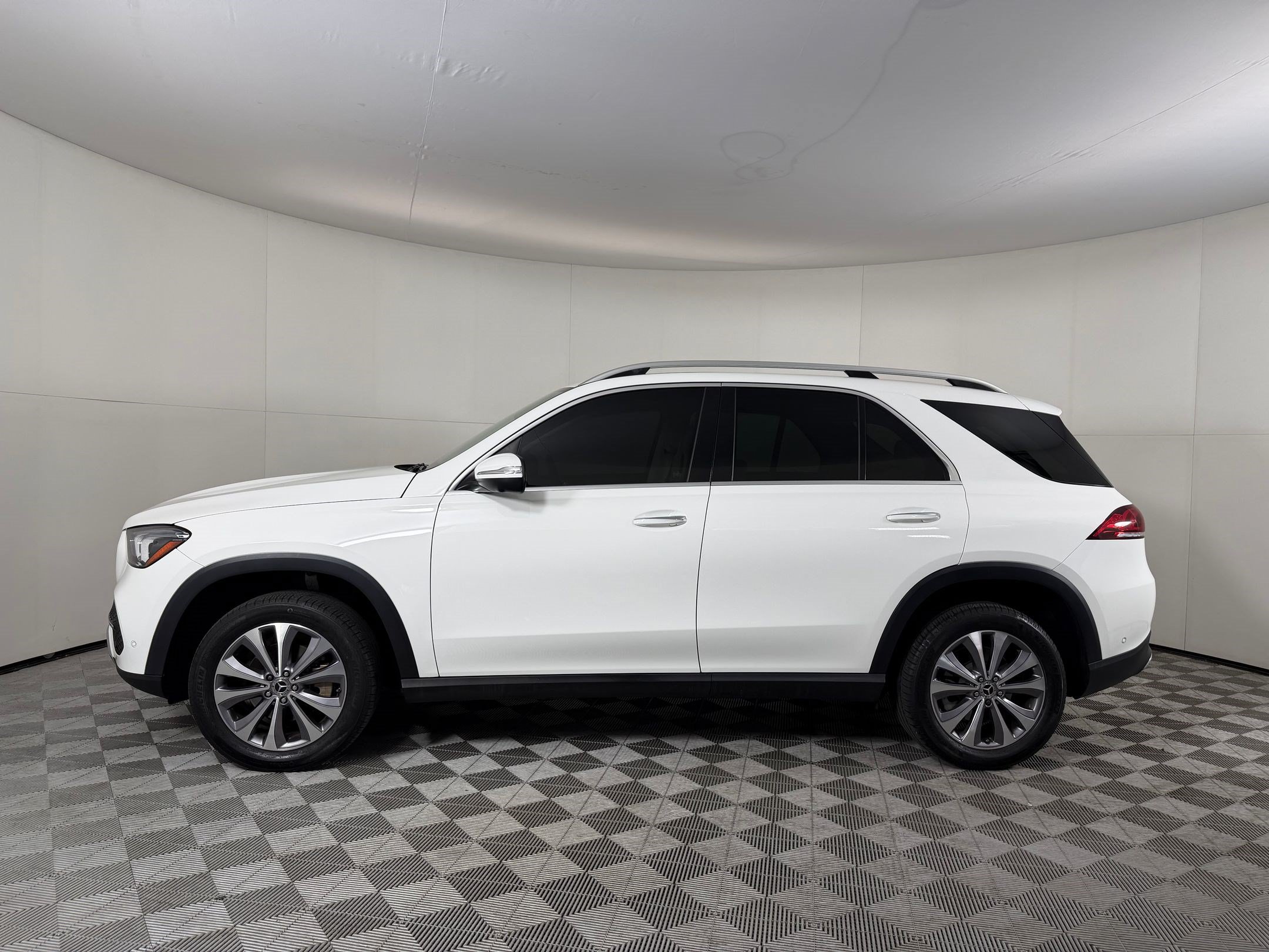 Used 2022 Mercedes-Benz GLE 350 4MATIC w/ Premium Package image 2