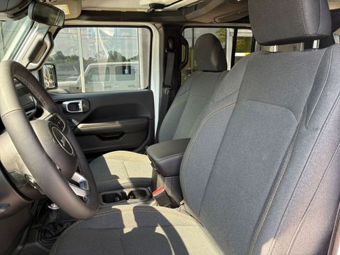 Used 2025 Jeep Wrangler Unlimited Sahara AWD/4WD image 38