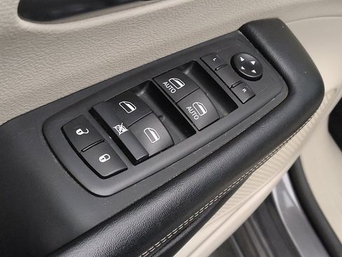 Used 2021 Chrysler Pacifica Touring-L FWD image 27