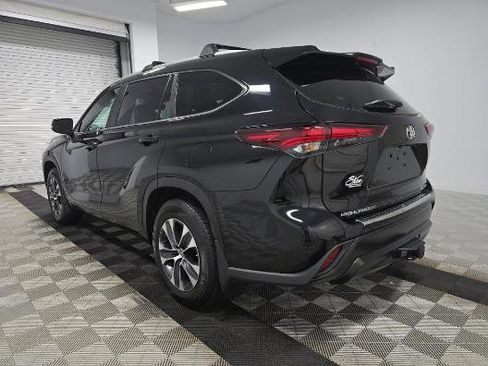 Used 2024 Toyota Highlander XLE image 4