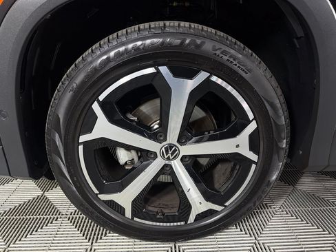 Used 2025 Volkswagen Tiguan SE FWD image 11