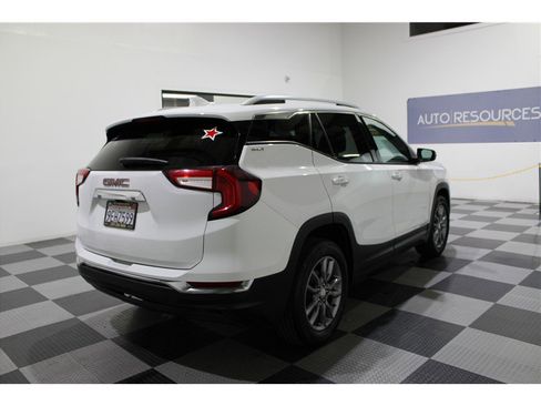 Used 2023 GMC Terrain SLT image 4