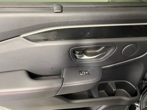 Used 2025 Honda Pilot Black Edition image 37