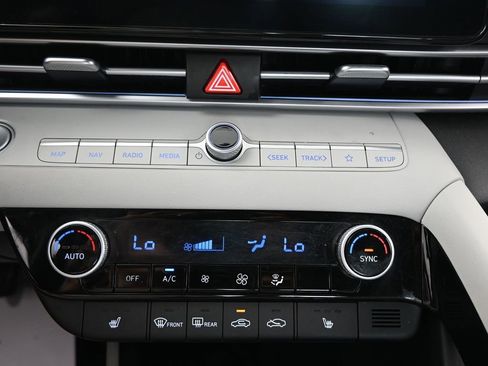 Used 2025 Hyundai Elantra Limited image 31