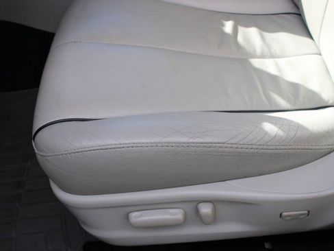 Used 2013 Toyota Venza Limited image 23