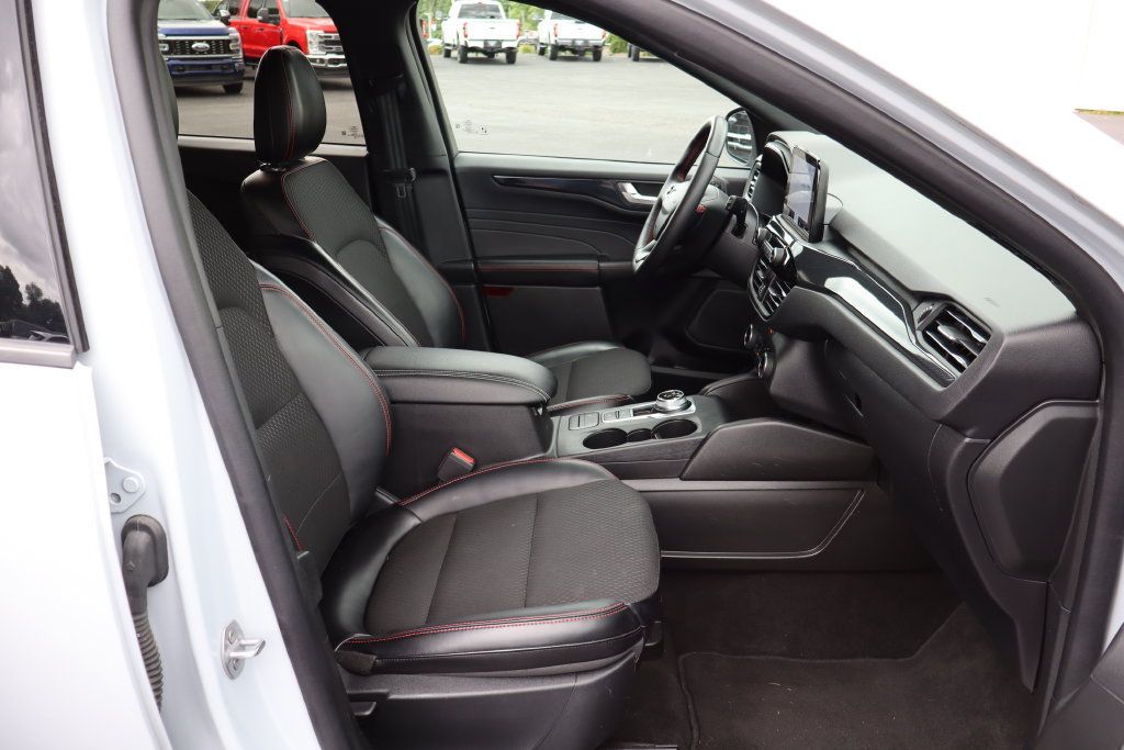 Used 2025 Ford Escape ST-Line Select AWD/4WD image 31