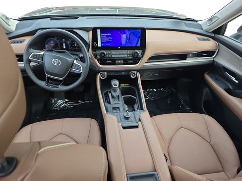 Certified 2025 Toyota Grand Highlander AWD image 9