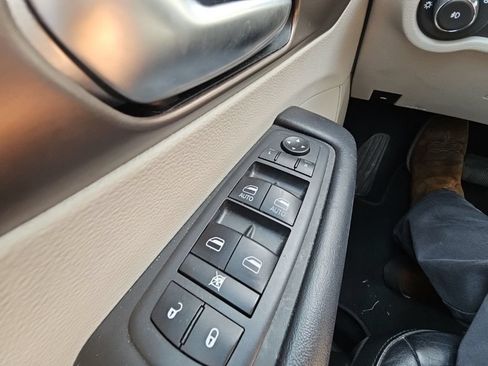 Used 2019 Chrysler Pacifica Touring-L FWD image 32