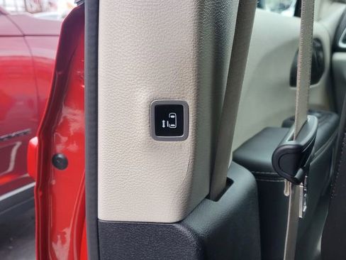 Certified 2024 Chrysler Pacifica Touring-L image 27