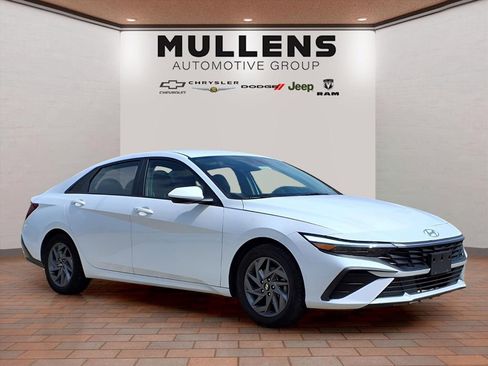 Used 2024 Hyundai Elantra SEL image 2