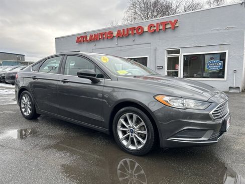 Used 2017 Ford Fusion SE image 3