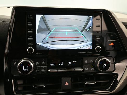 Used 2022 Toyota Highlander XLE FWD image 13