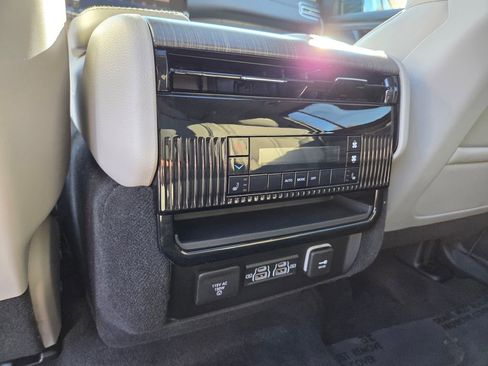 Used 2024 Jeep Wagoneer L Series III w/ Premium Group I image 19