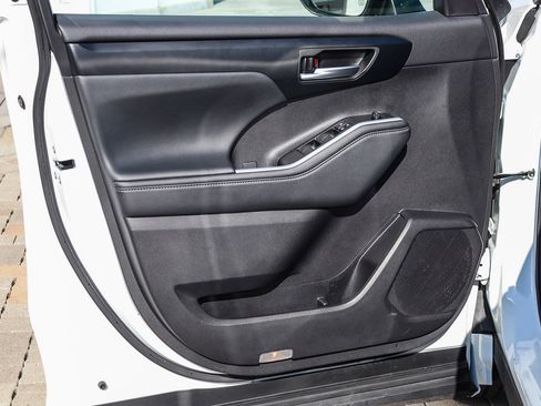 Used 2025 Toyota Highlander XLE image 20