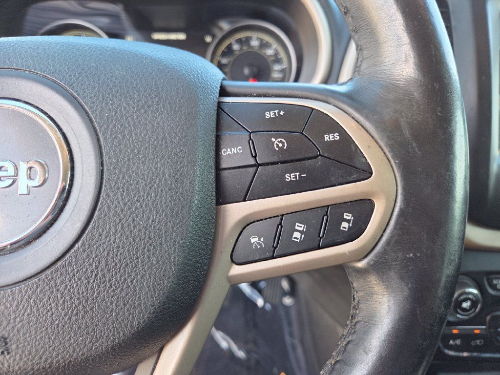 Used 2017 Jeep Cherokee Limited w/ Technology Group FWD image 35