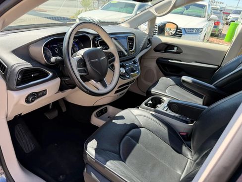 Used 2020 Chrysler Pacifica Limited FWD image 11