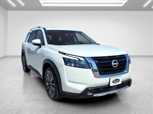 Used 2024 Nissan Pathfinder SV AWD/4WD image 3