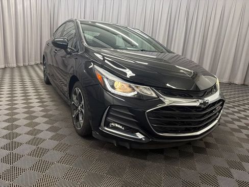 Used 2019 Chevrolet Cruze LT w/ Convenience Package FWD image 3