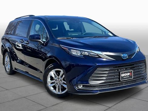 Used 2025 Toyota Sienna XLE w/ XLE Plus Package image 3