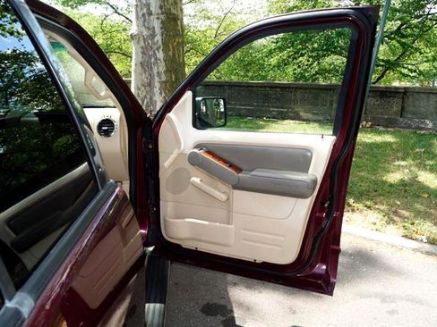 Used 2006 Ford Explorer Eddie Bauer image 23