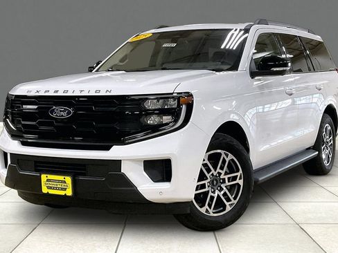 Certified 2025 Ford Expedition Active AWD/4WD image 2