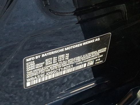 Used 2025 BMW 760i xDrive w/ Executive Package image 28