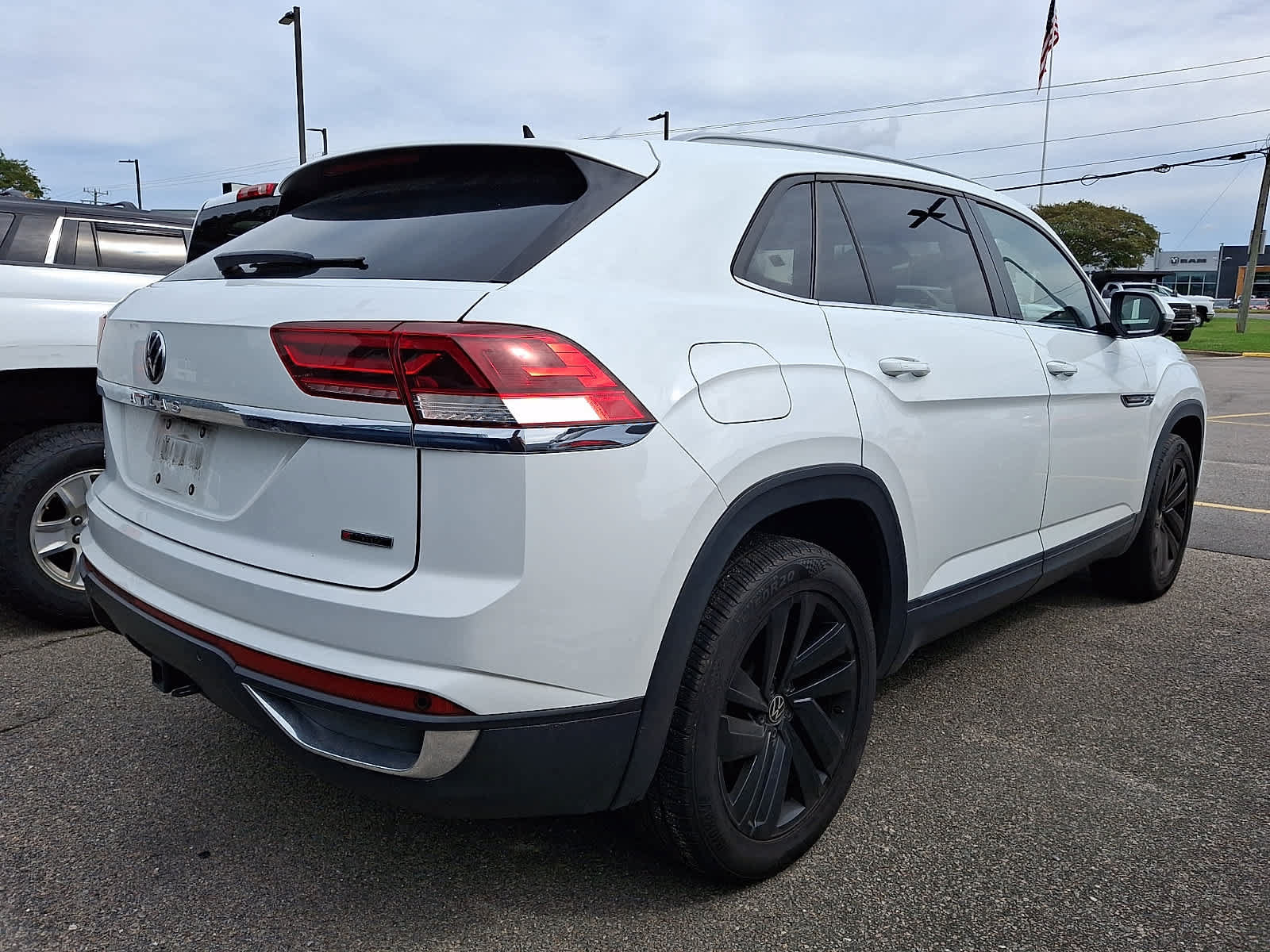 Used 2022 Volkswagen Atlas Cross Sport SE AWD/4WD image 3