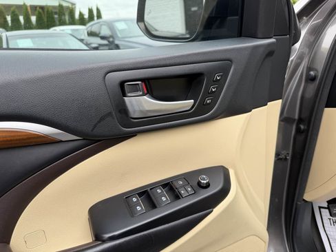 Used 2018 Toyota Highlander Limited AWD/4WD image 33