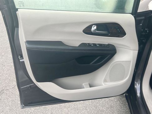 Used 2023 Chrysler Pacifica Limited FWD image 17
