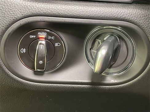 Used 2025 Porsche Macan image 38