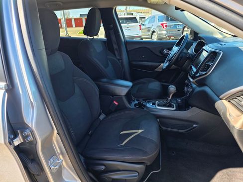 Used 2017 Jeep Cherokee Latitude w/ Comfort/Convenience Group image 24