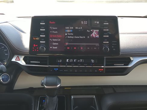 Used 2023 Toyota Sienna Platinum FWD image 16