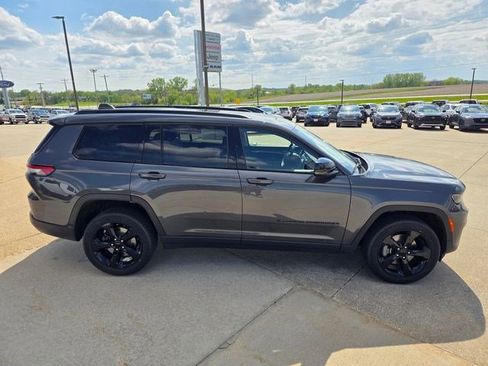Used 2023 Jeep Grand Cherokee L Limited w/ Black Appearance Package AWD/4WD image 9