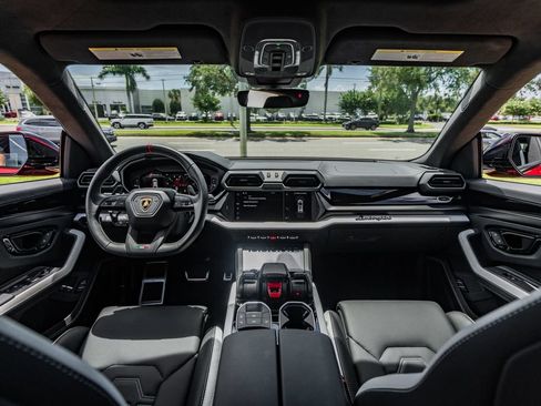 Used 2025 Lamborghini Urus Performante AWD/4WD image 22
