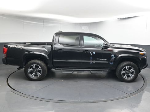 Used 2017 Toyota Tacoma TRD Sport image 5