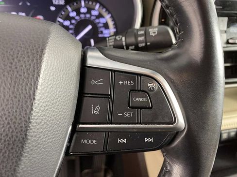 Used 2021 Toyota Highlander XLE image 18