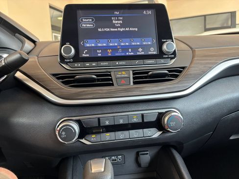 Used 2025 Nissan Altima 2.5 SV FWD image 17