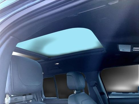 Used 2023 Land Rover Defender 110 SE image 16