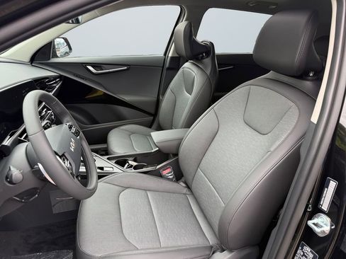New 2025 Kia Niro SX Touring image 9