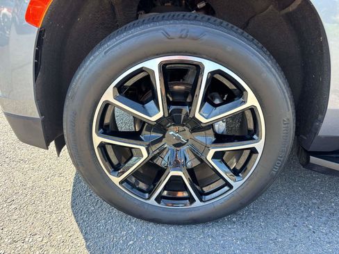 Used 2022 Chevrolet Suburban RST w/ Luxury Package AWD/4WD image 7
