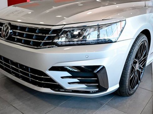 Used 2019 Volkswagen Passat 2.0T SE R-Line FWD image 9
