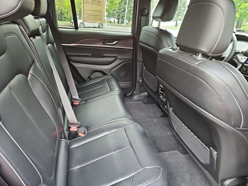 Used 2025 Jeep Grand Cherokee Limited w/ Black Appearance Package AWD/4WD image 15