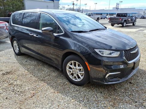 Used 2023 Chrysler Pacifica Touring-L image 1