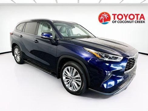 Used 2024 Toyota Highlander Platinum FWD image 1
