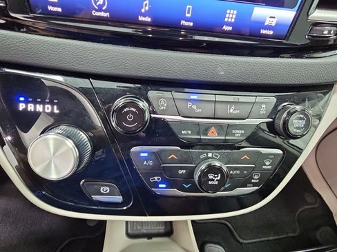 Used 2023 Chrysler Pacifica Touring-L FWD image 20